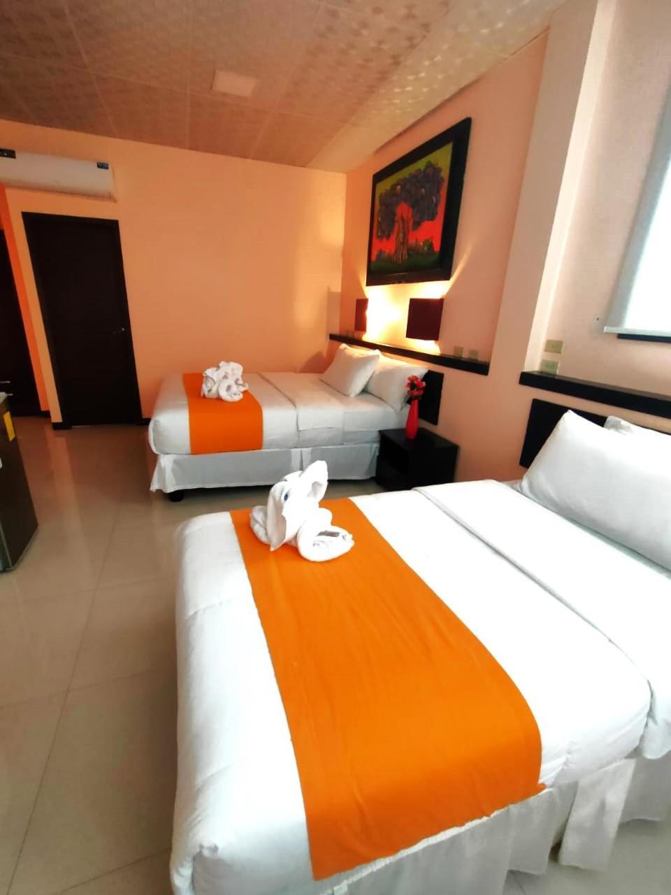 Hotel Los Algarrobos ปูแอร์โต บาเกริโซ โมเรโน ภายนอก รูปภาพ