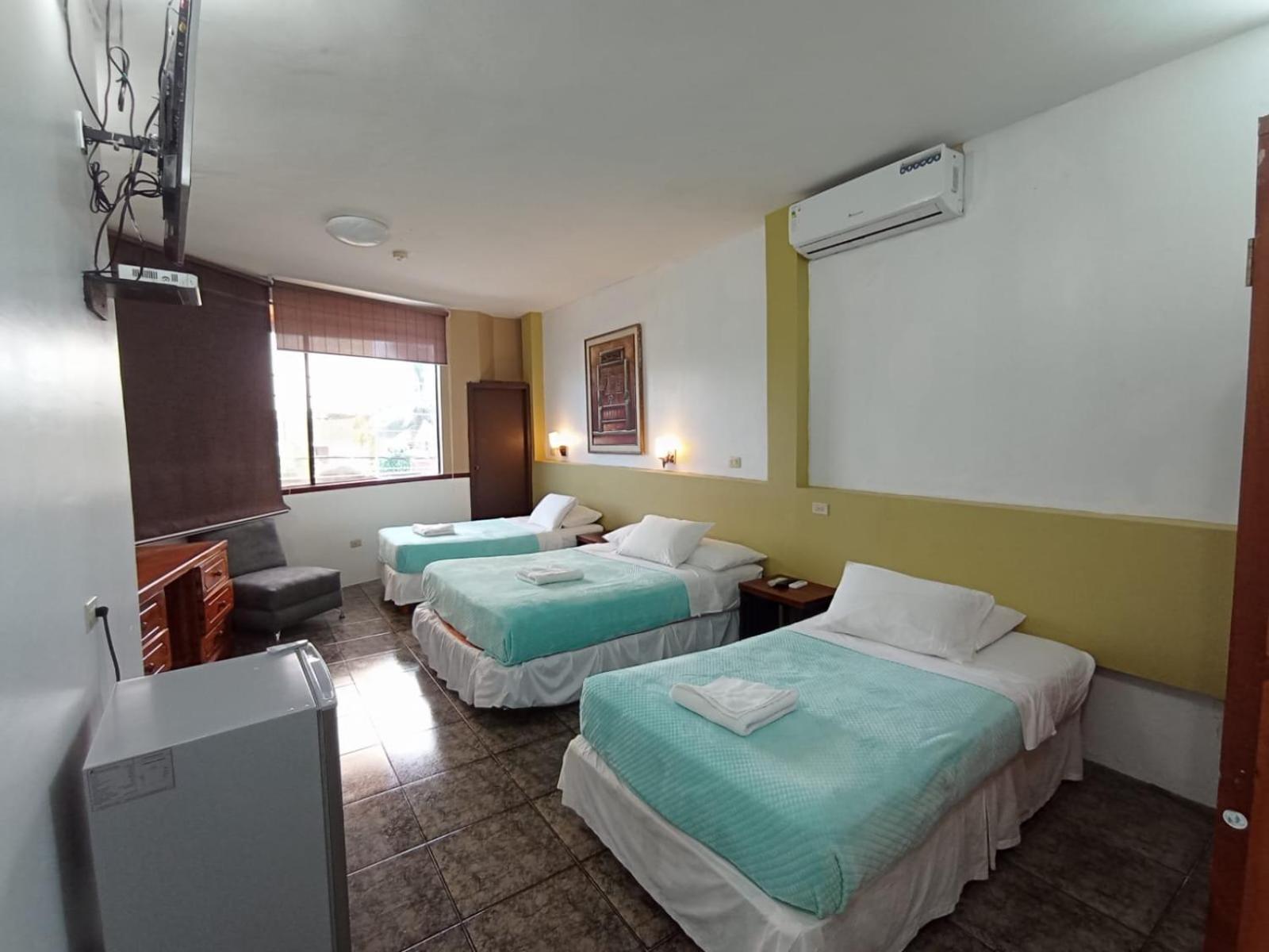 Hotel Los Algarrobos ปูแอร์โต บาเกริโซ โมเรโน ภายนอก รูปภาพ