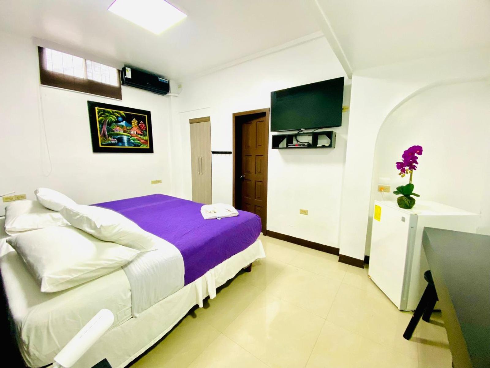Hotel Los Algarrobos ปูแอร์โต บาเกริโซ โมเรโน ภายนอก รูปภาพ