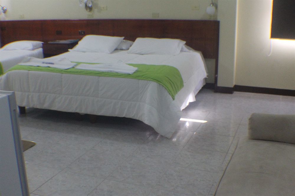 Hotel Los Algarrobos ปูแอร์โต บาเกริโซ โมเรโน ภายนอก รูปภาพ