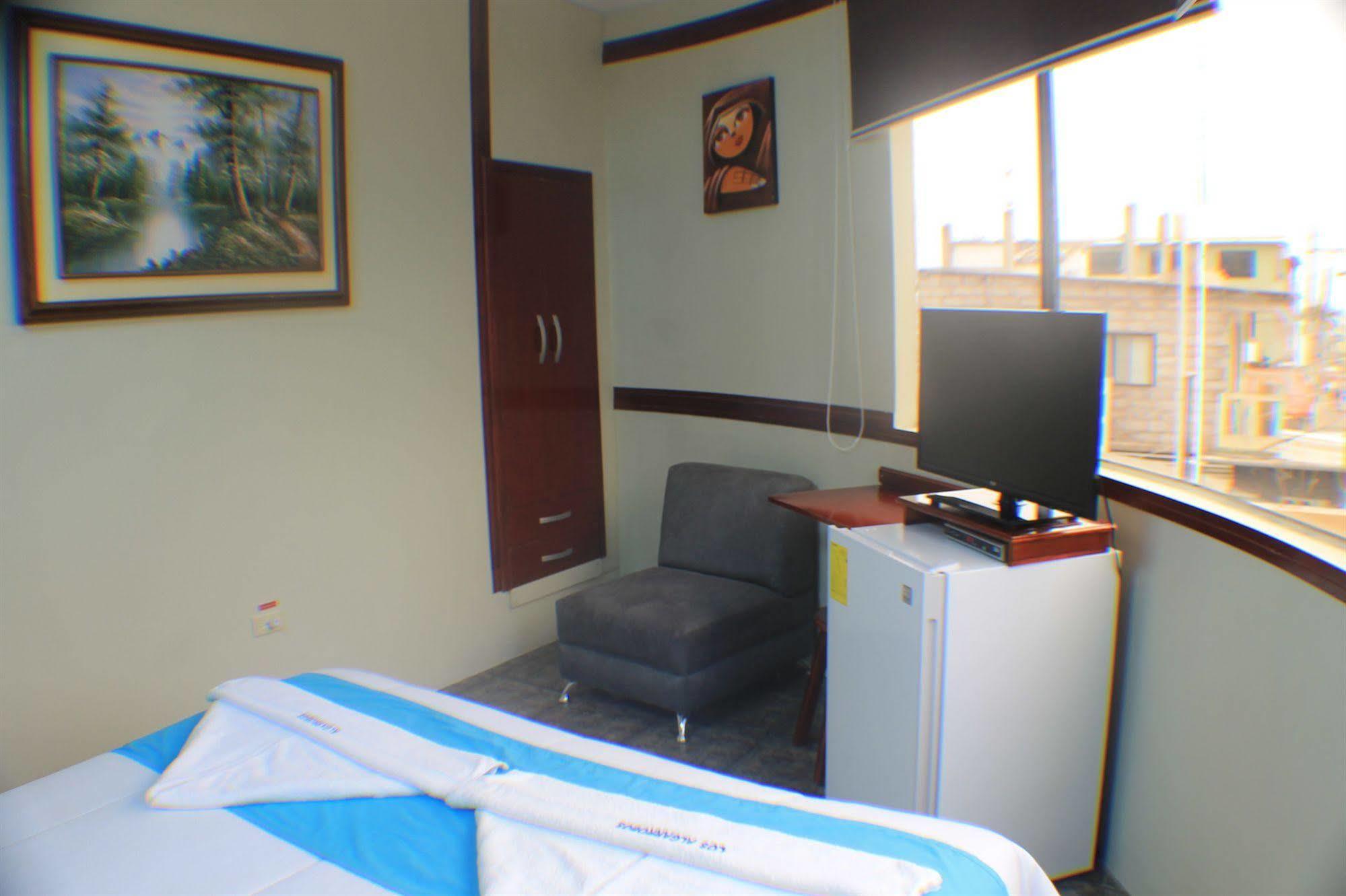 Hotel Los Algarrobos ปูแอร์โต บาเกริโซ โมเรโน ภายนอก รูปภาพ