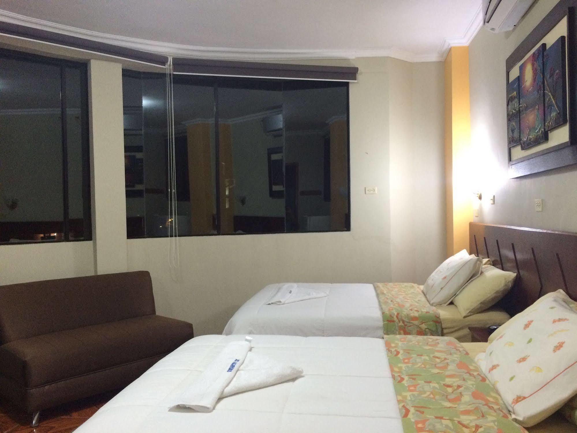 Hotel Los Algarrobos ปูแอร์โต บาเกริโซ โมเรโน ภายนอก รูปภาพ