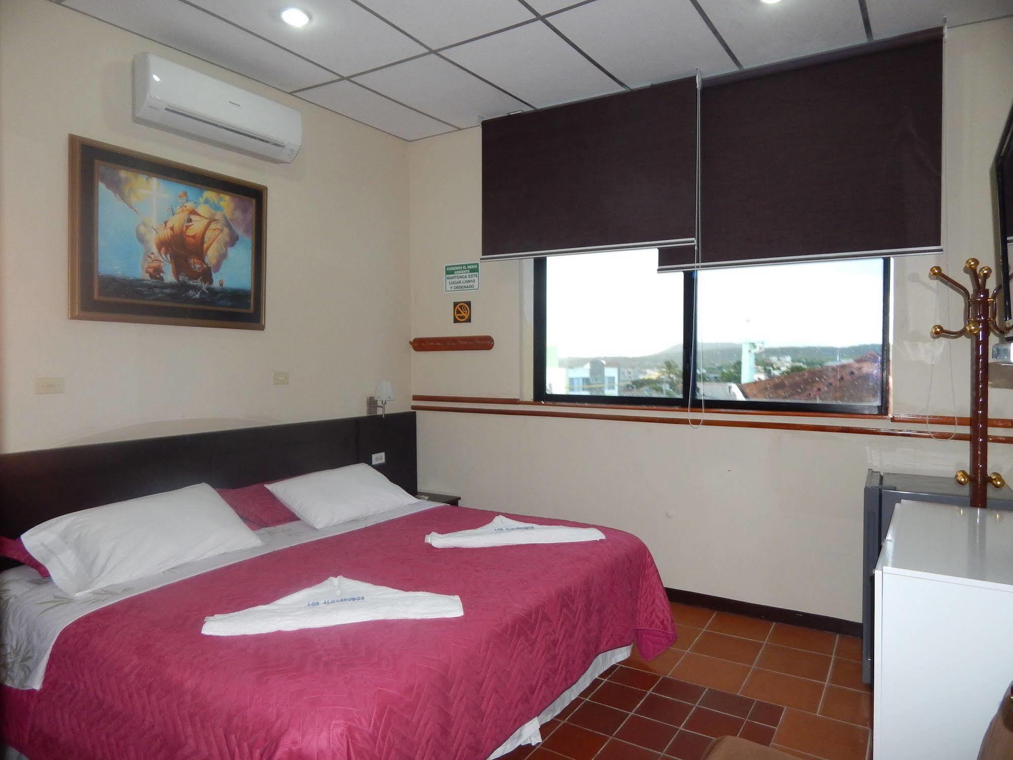 Hotel Los Algarrobos ปูแอร์โต บาเกริโซ โมเรโน ภายนอก รูปภาพ