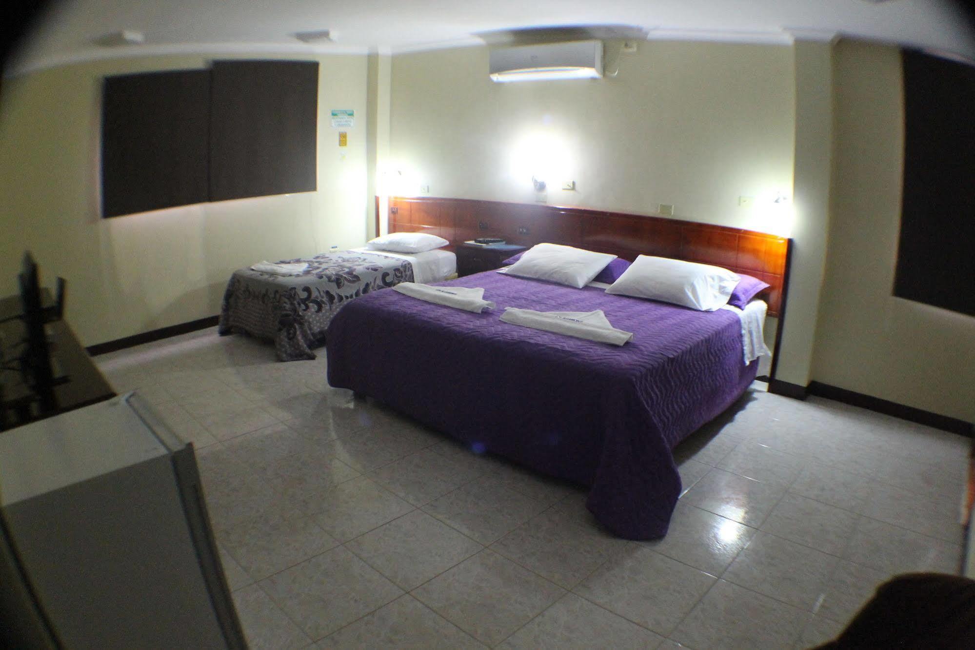 Hotel Los Algarrobos ปูแอร์โต บาเกริโซ โมเรโน ภายนอก รูปภาพ
